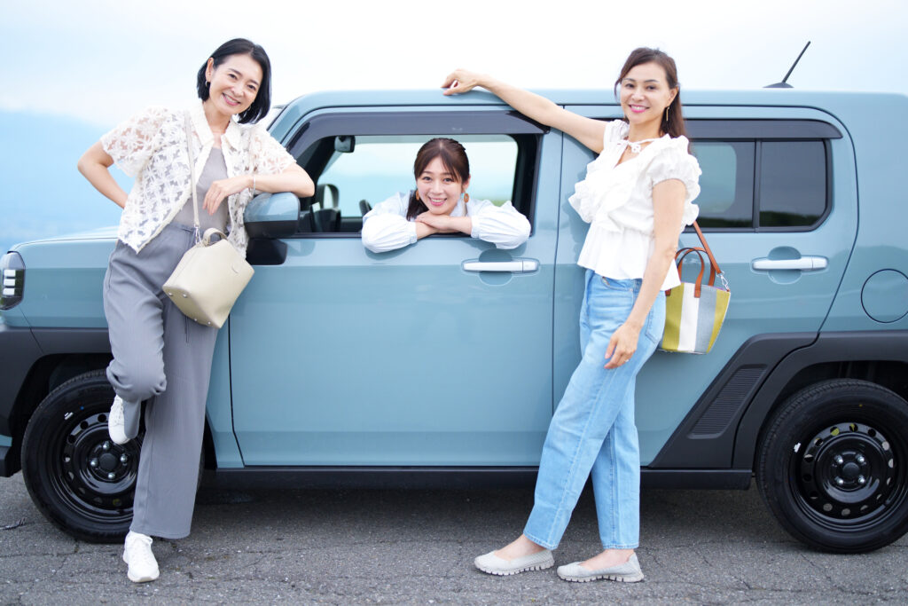車で旅行している女性3人